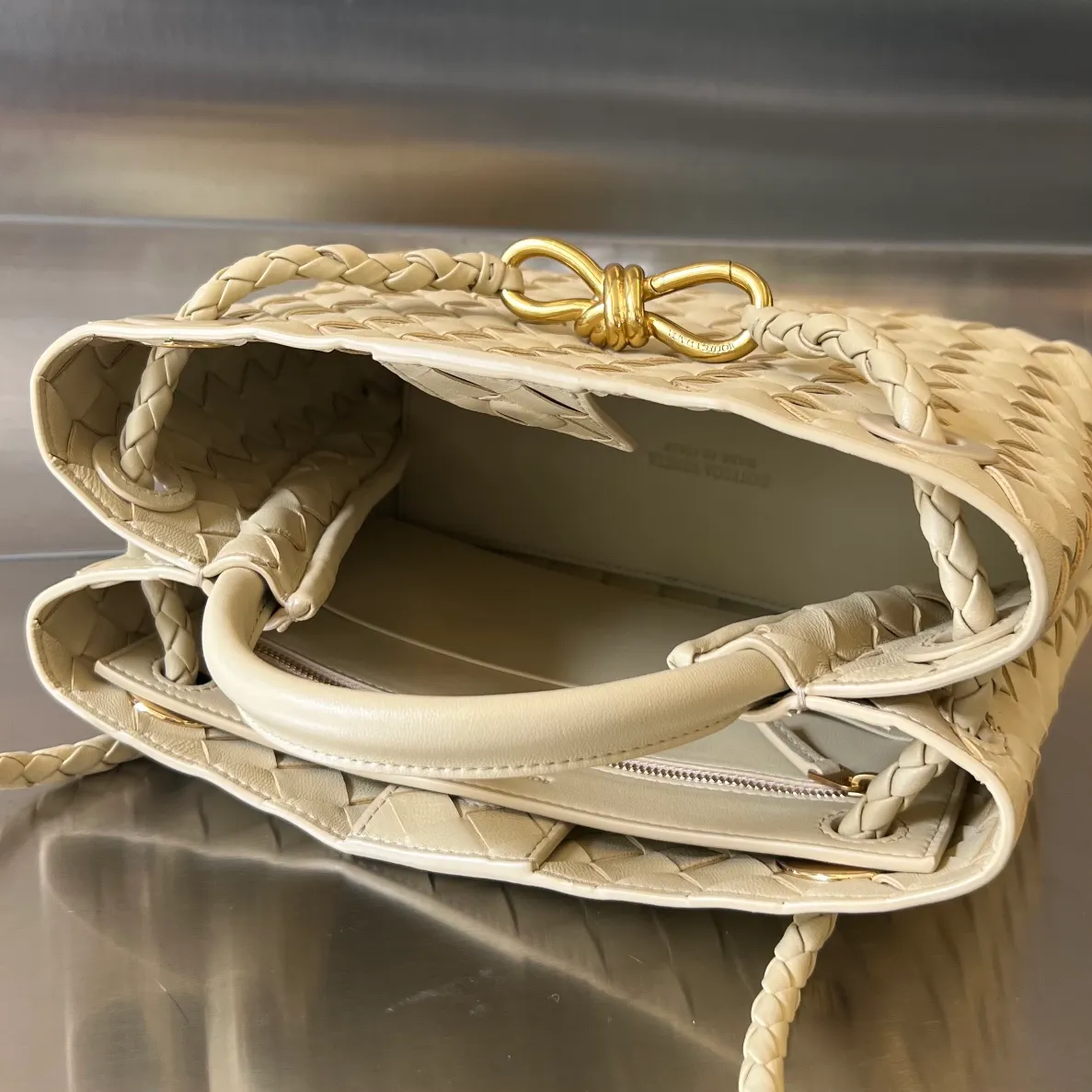 Batch 1860 #Bottega Veneta 2023 spring and summer new Andiamo handbags. Many stars have the same style 🎈 743568. Classic full-body leather weaving with golden knot buckle. Stable enough yet chic enough [satisfied] The whole body is made of Nappa sheep leather. Comfortable, soft and dynamic. The sliding metal knot buckle can adjust the shoulder strap, single shoulder/handbag/crossbody. Multiple carrying methods. Large capacity of the bag. Suitable for commuting/daily use/traveling. This bag is divided into small/medium/large sizes. There is always one that suits you. Then take me with you🎀🎀 Size: 25x22x10.5 p2640